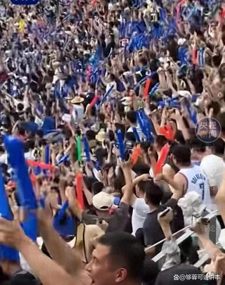 火爆的比赛场面，众多球迷热情高涨的简单介绍